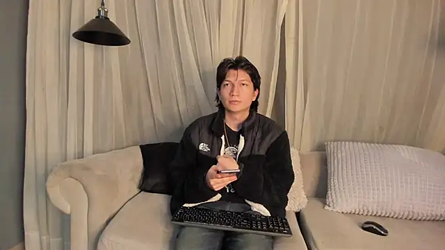 Snapshot of Golden-Boyy chatting on 03.18.25 Golden-Boyy online show from 03.18.25