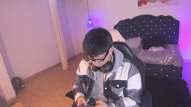Snapshot of Golden-Boyy chatting on 09.10.25 Golden-Boyy online show from 09.10.25