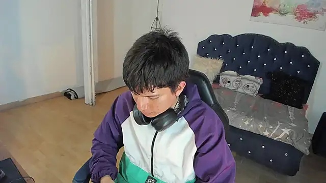 Snapshot of Golden-Boyy chatting on 10.11.25 Golden-Boyy online show from 10.11.25