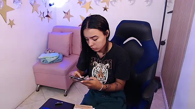 Snapshot of julieta_fn chatting on 06.18.26 julieta fn online show from 06.18.26