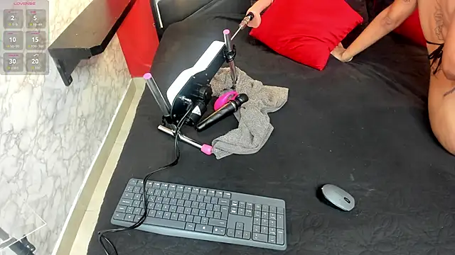 Snapshot of IVISBOUNCYASS chatting on 11.28.25 IVISBOUNCYASS online show from 11.28.25