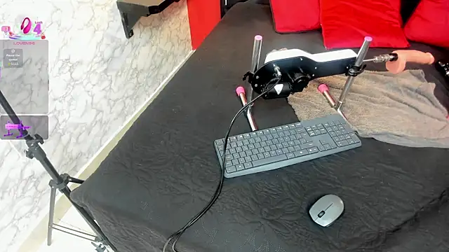 Snapshot of IVISBOUNCYASS chatting on 12.19.25 IVISBOUNCYASS online show from 12.19.25