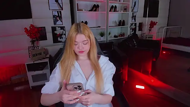 AdeleCartier online show from 02.13.25