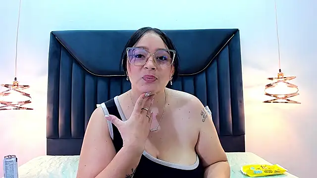 ZamiraGates online show from 02.26.25