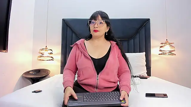 ZamiraGates online show from 10.17.25