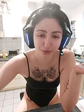 Snapshot of Gamergirl-Linela chatting on 04.27.26 Gamergirl-Linela online show from 04.27.26
