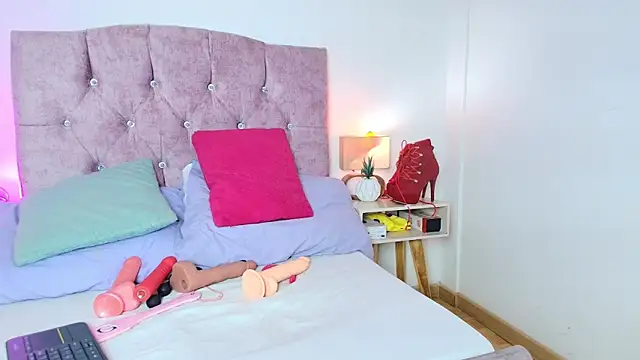 Skye Moore online show from 02.01.26