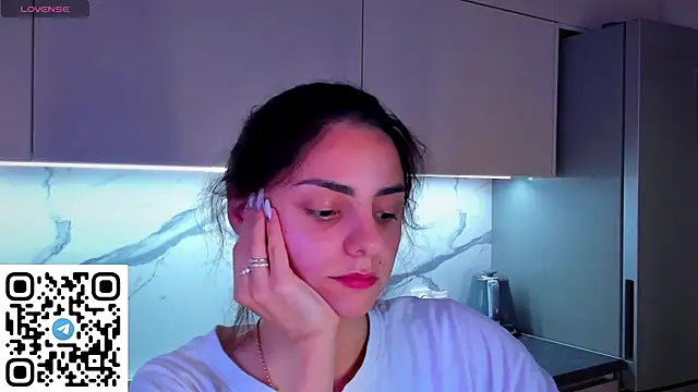 Snapshot of EmiliaZen chatting on 06.23.26 EmiliaZen online show from 06.23.26
