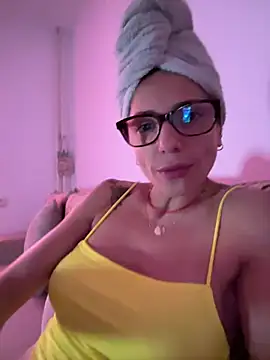 Snapshot of PlayfulShow chatting on 04.01.26 PlayfulShow online show from 04.01.26