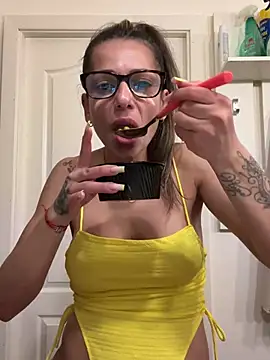 Snapshot of PlayfulShow chatting on 04.03.26 PlayfulShow online show from 04.03.26