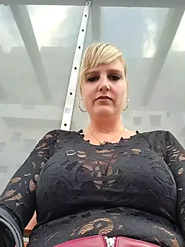 Snapshot of Sexybiene969 chatting on 09.14.25 Sexybiene969 online show from 09.14.25