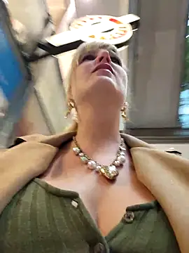 Snapshot of Sexybiene969 chatting on 09.27.25 Sexybiene969 online show from 09.27.25