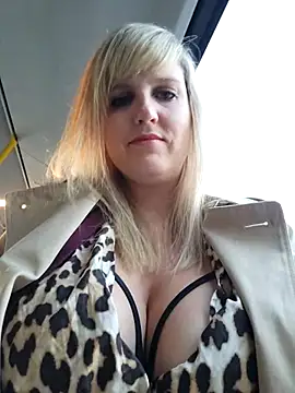 Snapshot of Sexybiene969 chatting on 09.30.25 Sexybiene969 online show from 09.30.25