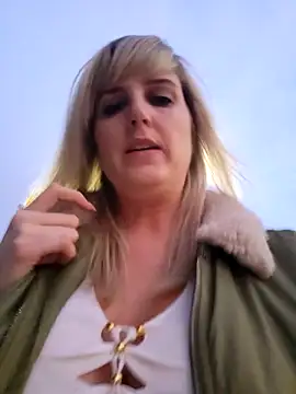 Snapshot of Sexybiene969 chatting on 10.14.25 Sexybiene969 online show from 10.14.25