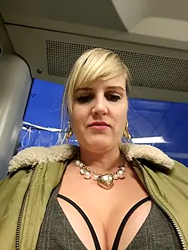 Snapshot of Sexybiene969 chatting on 10.15.25 Sexybiene969 online show from 10.15.25