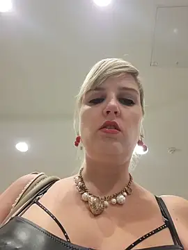 Snapshot of Sexybiene969 chatting on 10.27.25 Sexybiene969 online show from 10.27.25