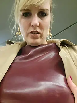 Snapshot of Sexybiene969 chatting on 10.29.25 Sexybiene969 online show from 10.29.25