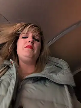 Snapshot of Sexybiene969 chatting on 11.22.25 Sexybiene969 online show from 11.22.25