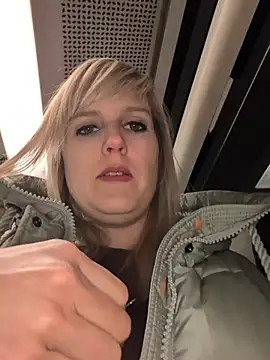 Snapshot of Sexybiene969 chatting on 11.28.25 Sexybiene969 online show from 11.28.25