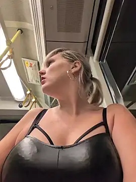 Snapshot of Sexybiene969 chatting on 12.01.25 Sexybiene969 online show from 12.01.25