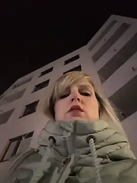 Snapshot of Sexybiene969 chatting on 12.17.25 Sexybiene969 online show from 12.17.25