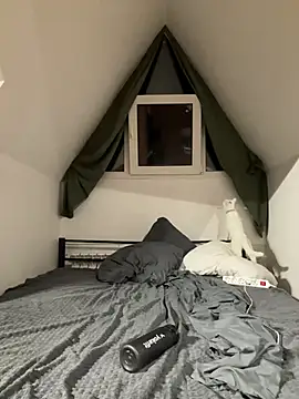 Julian wins online show from 03.22.25