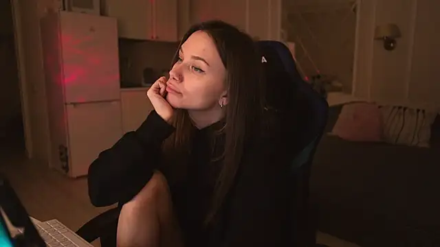Snapshot of alexa_feels_ chatting on 03.02.25 alexa feels online show from 03.02.25