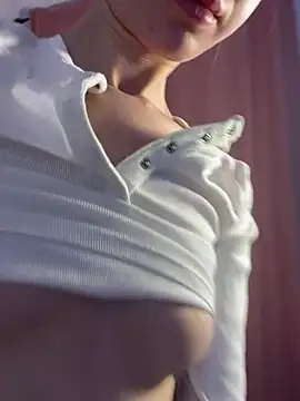 Snapshot of RosieMills chatting on 03.10.25 RosieMills online show from 03.10.25