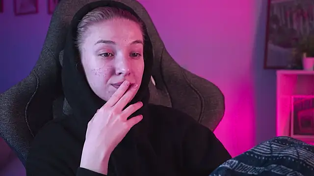 PhilippaAdamas online show from 02.23.25