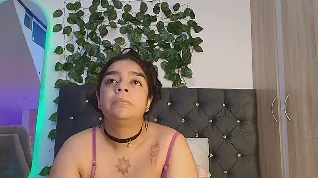 Snapshot of lauravince chatting on 06.17.26 lauravince online show from 06.17.26
