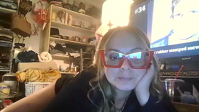 Snapshot of ShysluutGia chatting on 01.17.26 ShysluutGia online show from 01.17.26