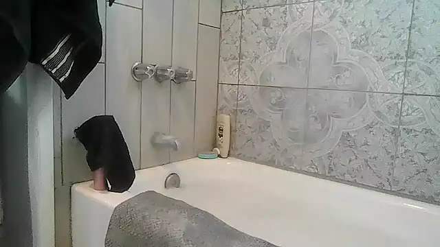 Snapshot of ShysluutGia chatting on 06.18.26 ShysluutGia online show from 06.18.26