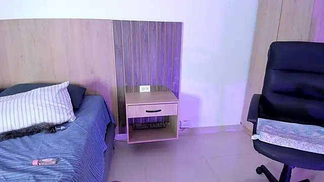 Snapshot of Mia_cm chatting on 03.21.25 Mia cm online show from 03.21.25