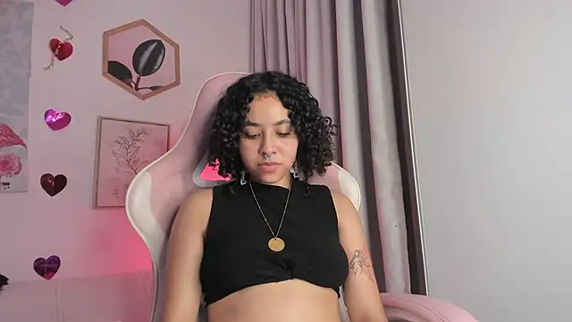 Snapshot of Dhalila_ chatting on 02.18.25 Dhalila online show from 02.18.25