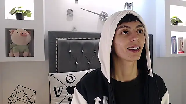 Snapshot of MaikyCooper chatting on 03.18.25 MaikyCooper online show from 03.18.25