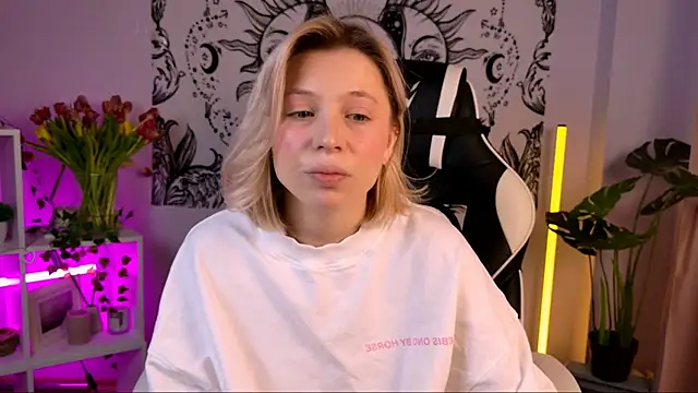 Snapshot of EllySunlover chatting on 03.13.25 EllySunlover online show from 03.13.25
