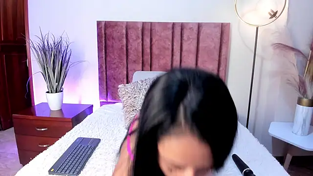 MiaHertz online show from 12.18.25