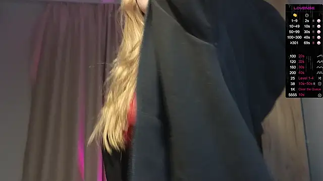 Snapshot of Sakura_Moore chatting on 12.15.25 Sakura Moore online show from 12.15.25