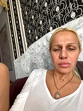 Snapshot of DeboraXporn chatting on 11.26.25 DeboraXporn online show from 11.26.25