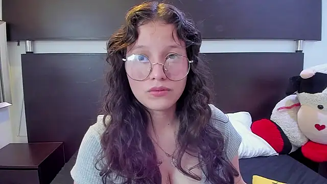 Snapshot of Marii_18 chatting on 03.18.25 Marii 18 online show from 03.18.25