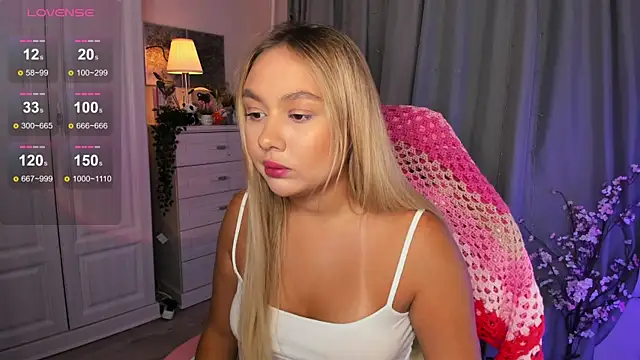 Snapshot of _Loneve__ chatting on 10.10.25  Loneve   online show from 10.10.25