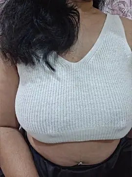 Snapshot of Jassi_Does chatting on 04.21.26 Jassi Does online show from 04.21.26