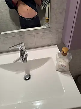 Manuhot001 online show from 02.14.25