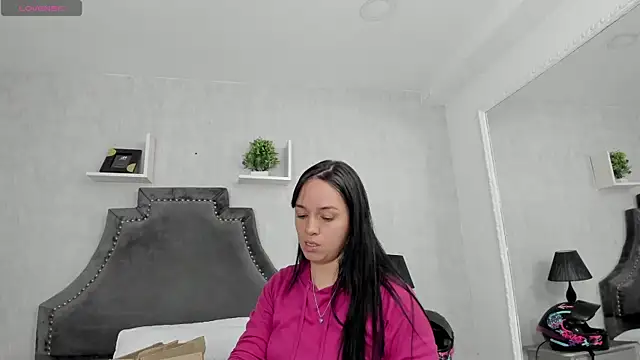 Snapshot of EmiliaRose_ chatting on 11.27.25 EmiliaRose online show from 11.27.25