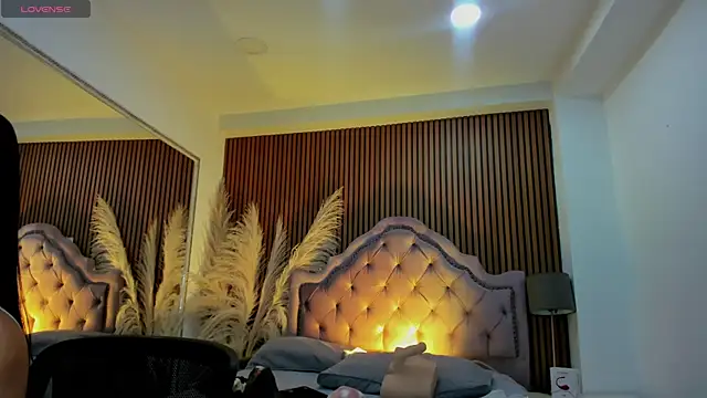 Snapshot of EmiliaRose_ chatting on 12.14.25 EmiliaRose online show from 12.14.25