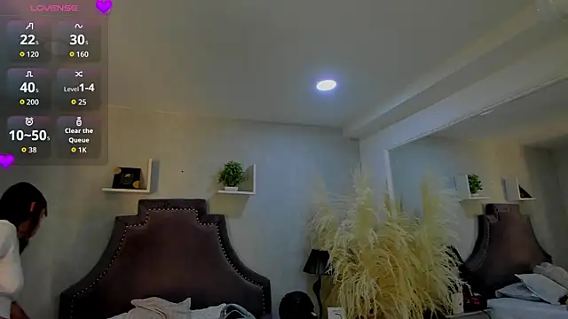 Snapshot of EmiliaRose_ chatting on 12.21.25 EmiliaRose online show from 12.21.25