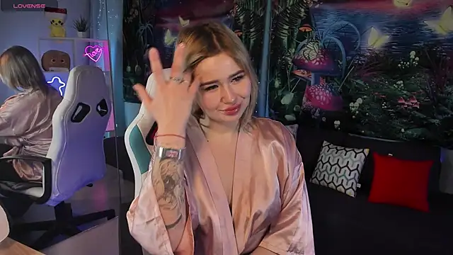 Snapshot of MargoBryan chatting on 03.05.25 MargoBryan online show from 03.05.25