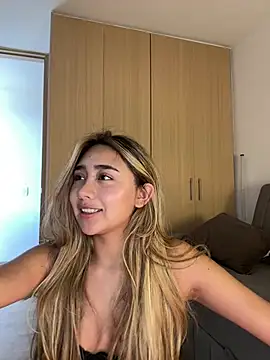 Snapshot of Hornyholly__ chatting on 04.26.26 Hornyholly online show from 04.26.26