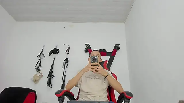 Snapshot of Isak_Millan chatting on 11.14.25 Isak Millan online show from 11.14.25