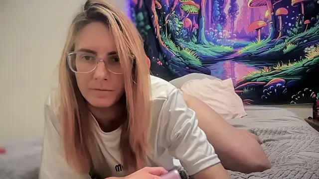 Snapshot of slyyyyn chatting on 03.18.25 slyyyyn online show from 03.18.25